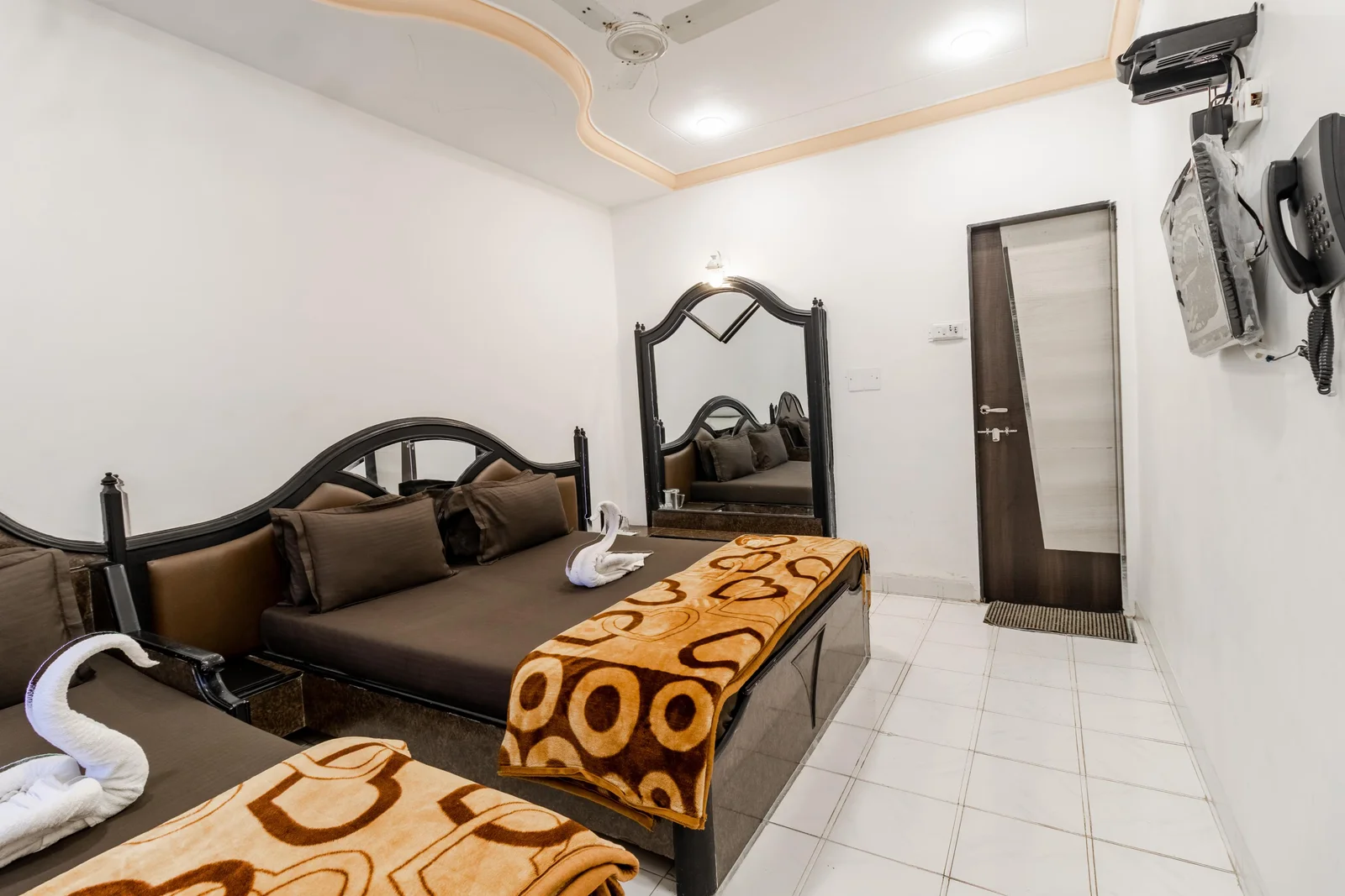 Family Deluxe Room Non AC at Hotel Vyankatesh