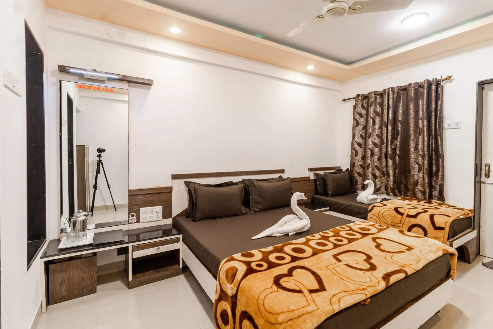 Family Deluxe Room Non AC at Hotel Vyankatesh