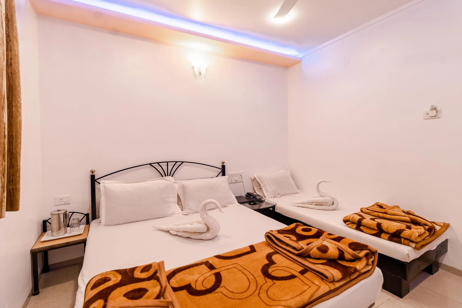 Family Deluxe Room Non AC at Hotel Vyankatesh