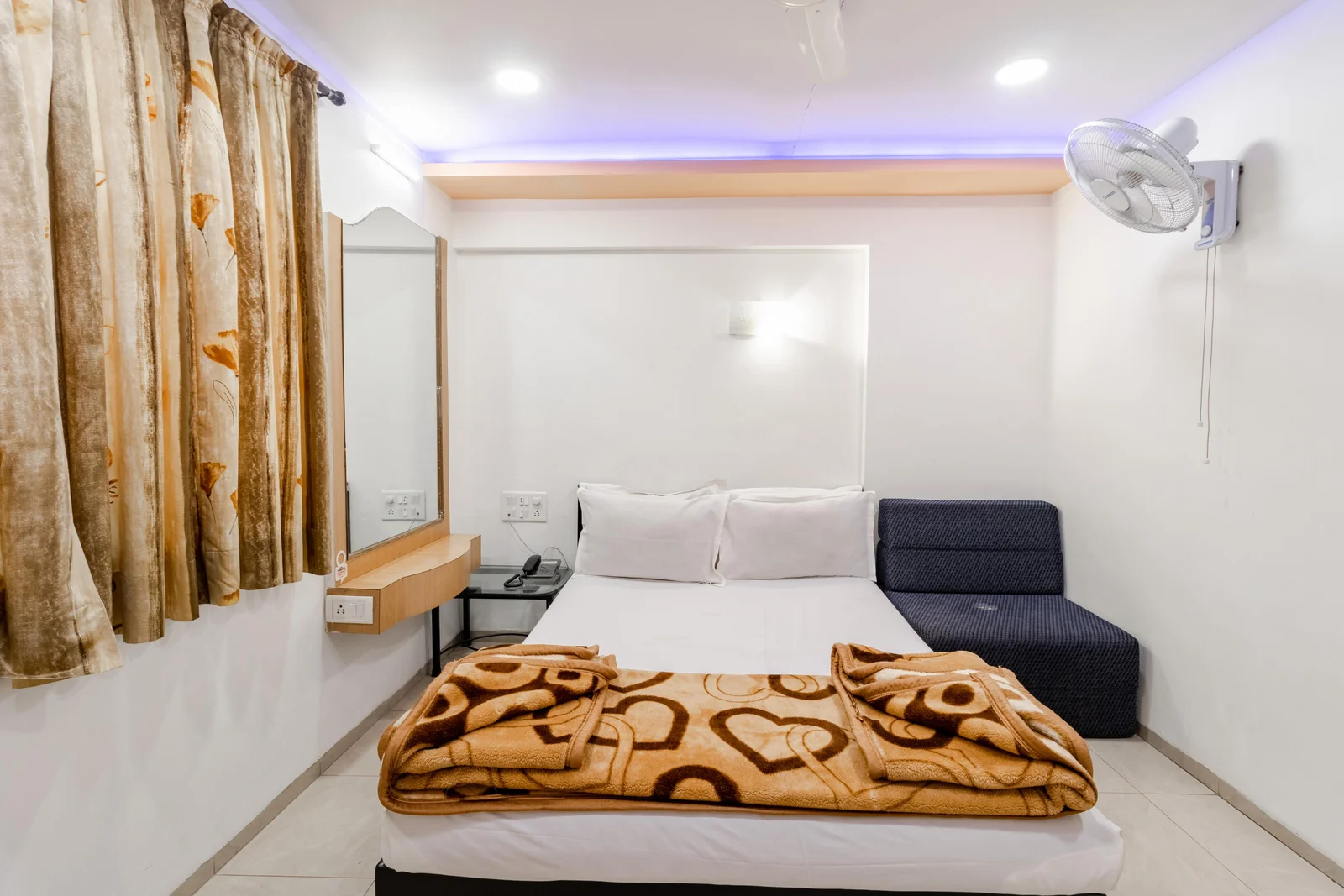 Family Deluxe Room Non AC at Hotel Vyankatesh