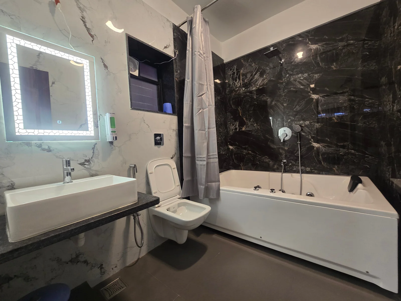 Jacuzzi Bathtub Suite AC at Hotel Vyankatesh