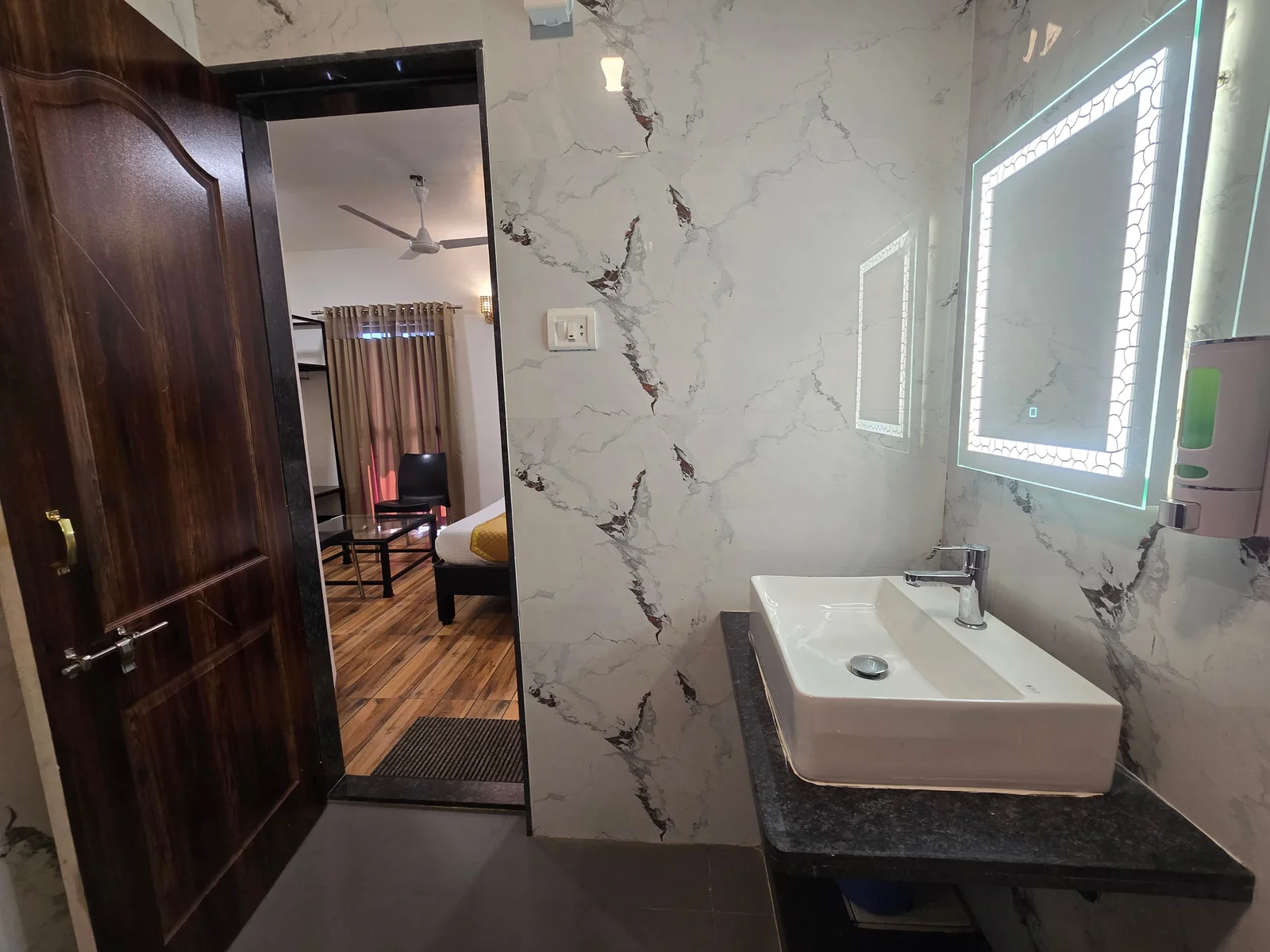 Jacuzzi Bathtub Suite AC at Hotel Vyankatesh