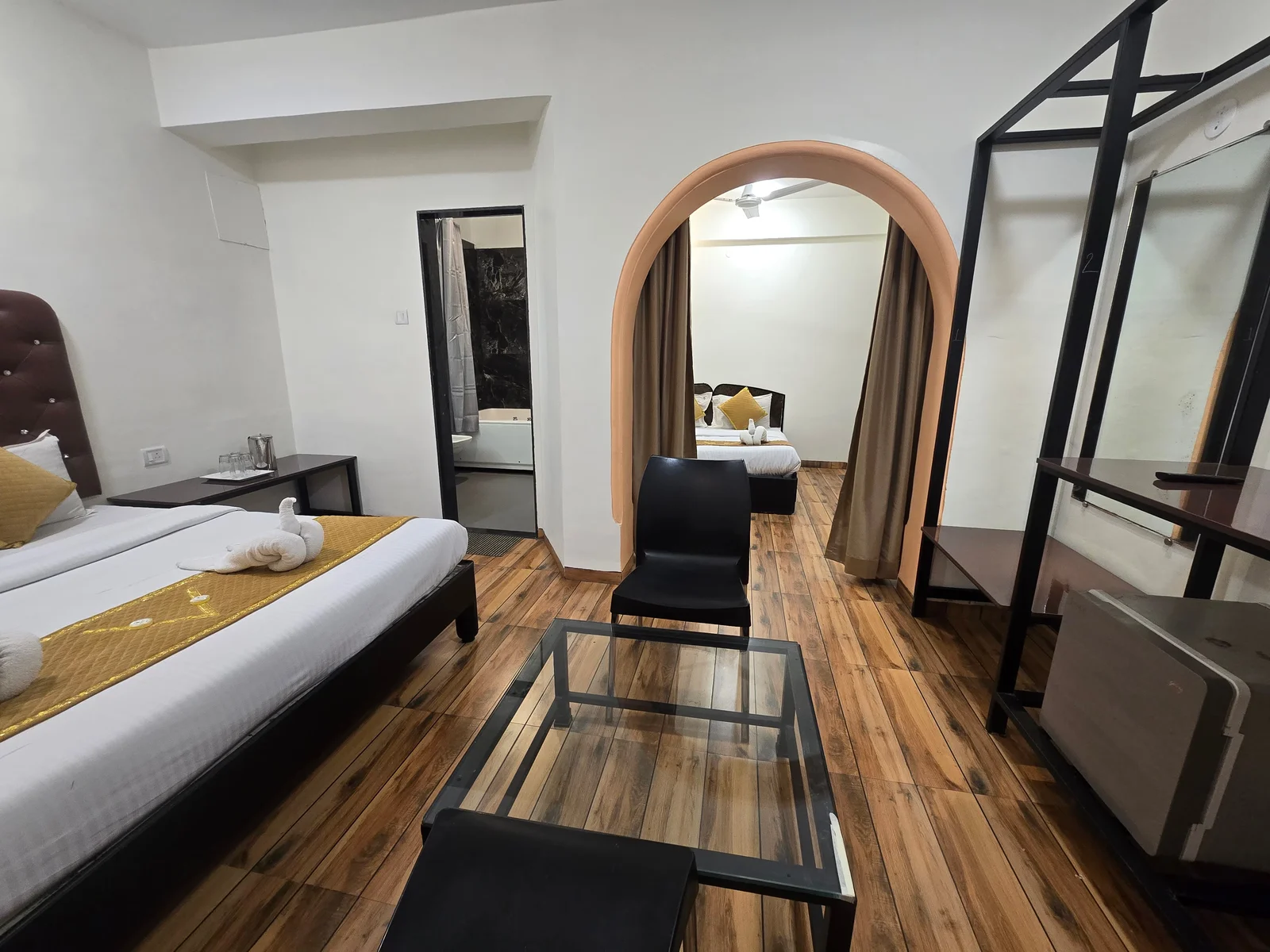 Jacuzzi Bathtub Suite AC at Hotel Vyankatesh
