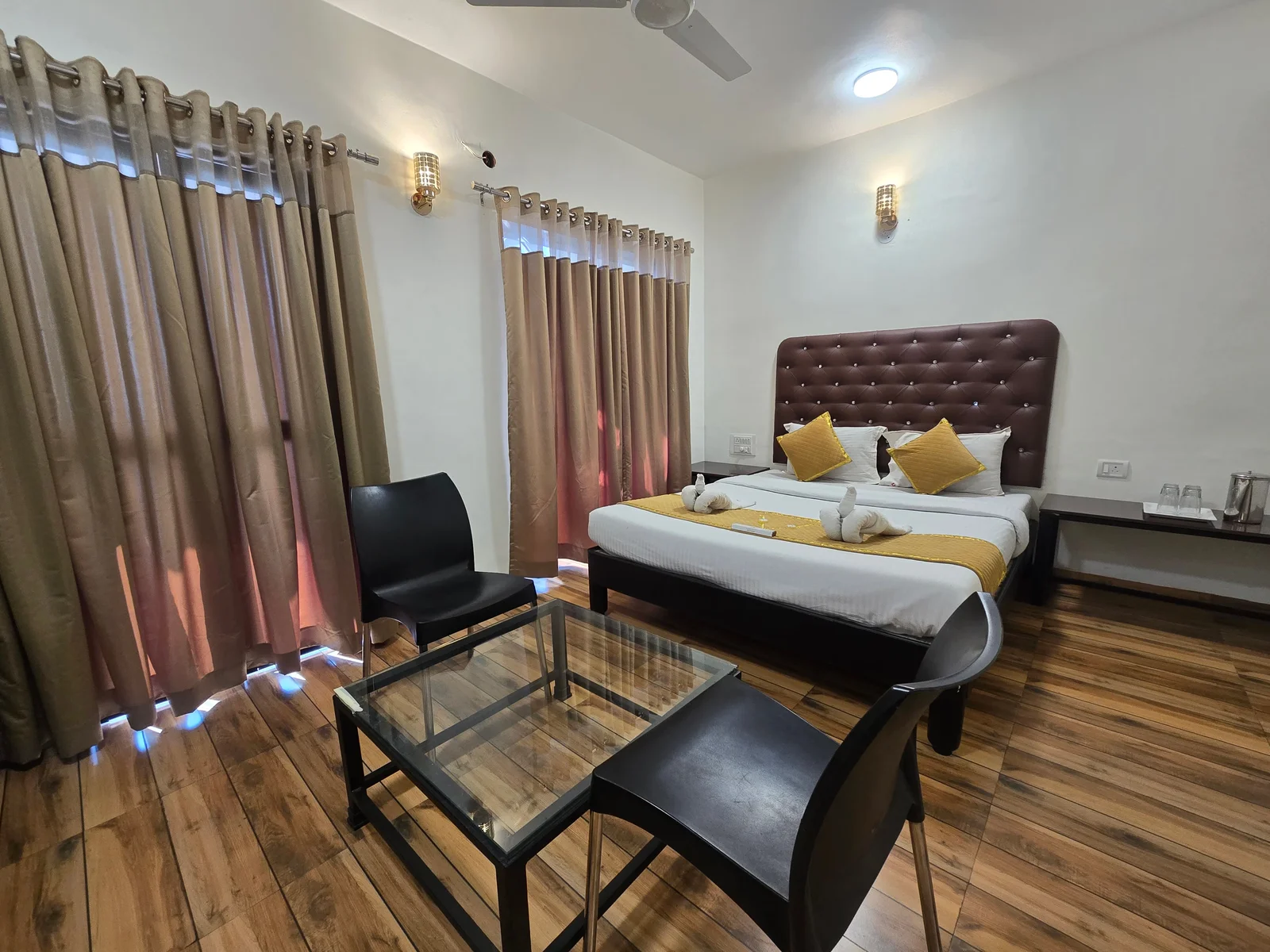 Jacuzzi Bathtub Suite AC at Hotel Vyankatesh