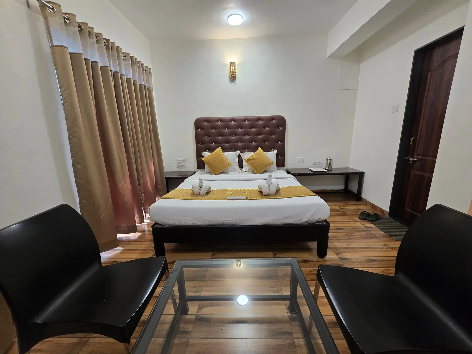 Jacuzzi Bathtub Suite AC at Hotel Vyankatesh