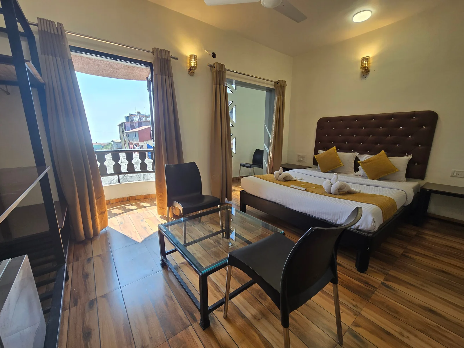 Jacuzzi Bathtub Suite AC at Hotel Vyankatesh