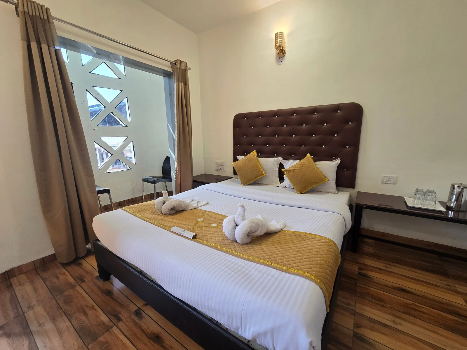 Jacuzzi Bathtub Suite AC at Hotel Vyankatesh