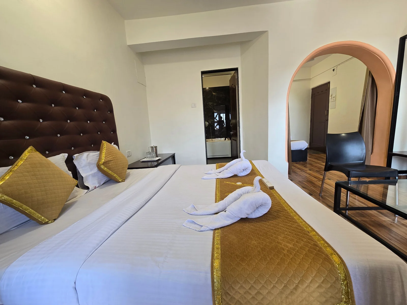 Jacuzzi Bathtub Suite AC at Hotel Vyankatesh
