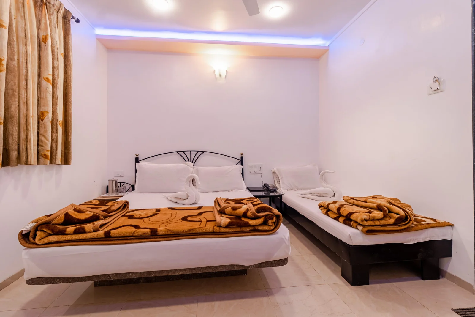 Family Deluxe Room Non AC at Hotel Vyankatesh