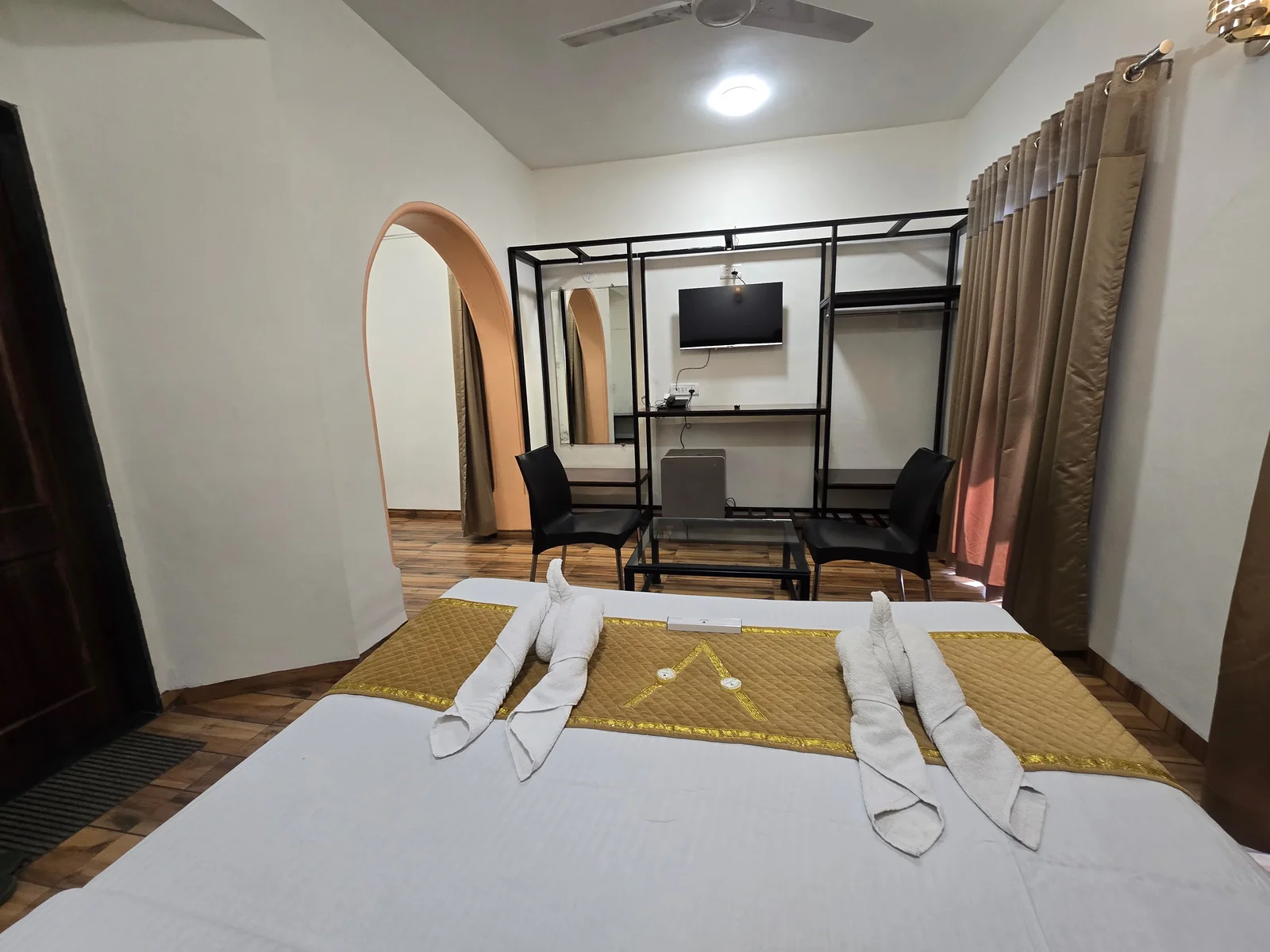 Jacuzzi Bathtub Suite AC with Balcony at Hotel Vyankatesh